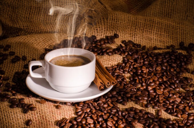 filizanka kawy rozsypane ziarna kawy kofeina 679x450 1